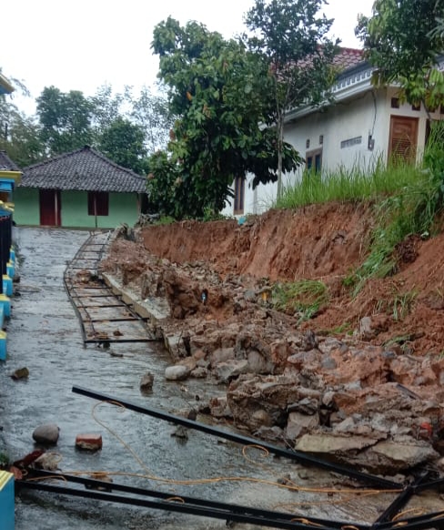 Banjir Bandang Jatiyoso, Jembatan Sungai Jlantah Jebol Dan Longsor ...