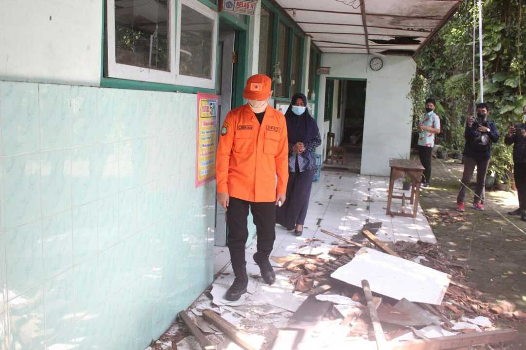 gibran tinjau sd rusak