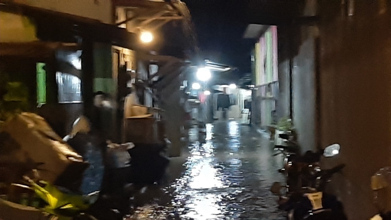 Diguyur Hujan Deras Berjam-jam, Kali Jenes Meluap, Kampung Bumi Solo Dihantam Banjir | Foto : Prabowo