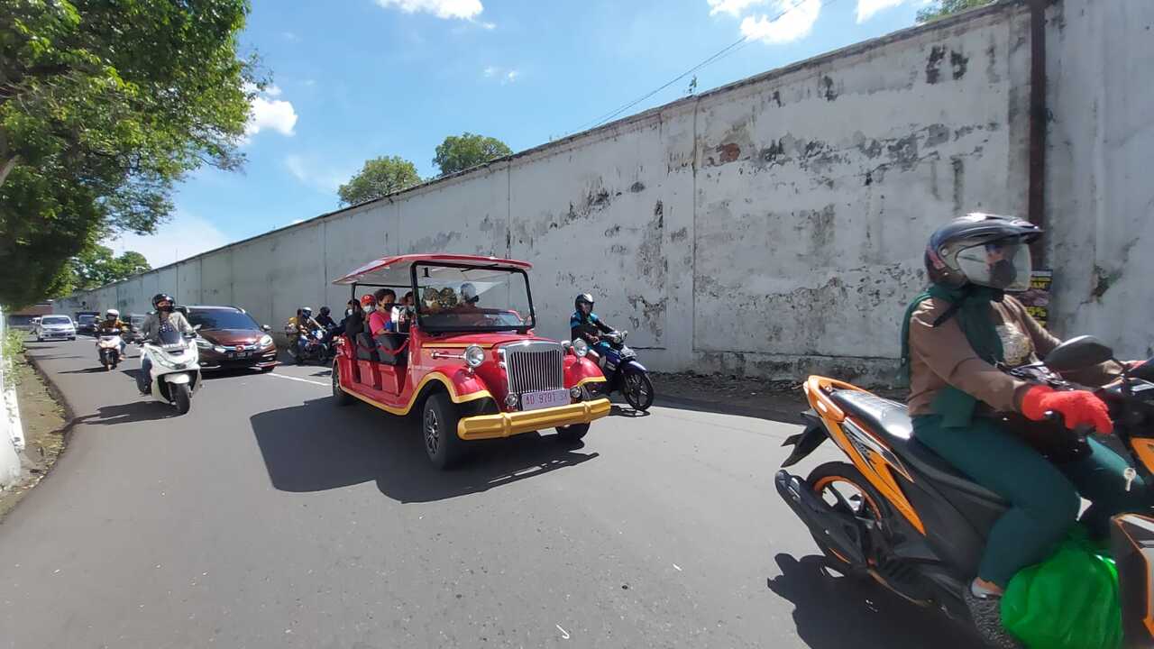 mobil listrik wisata solo melintas1