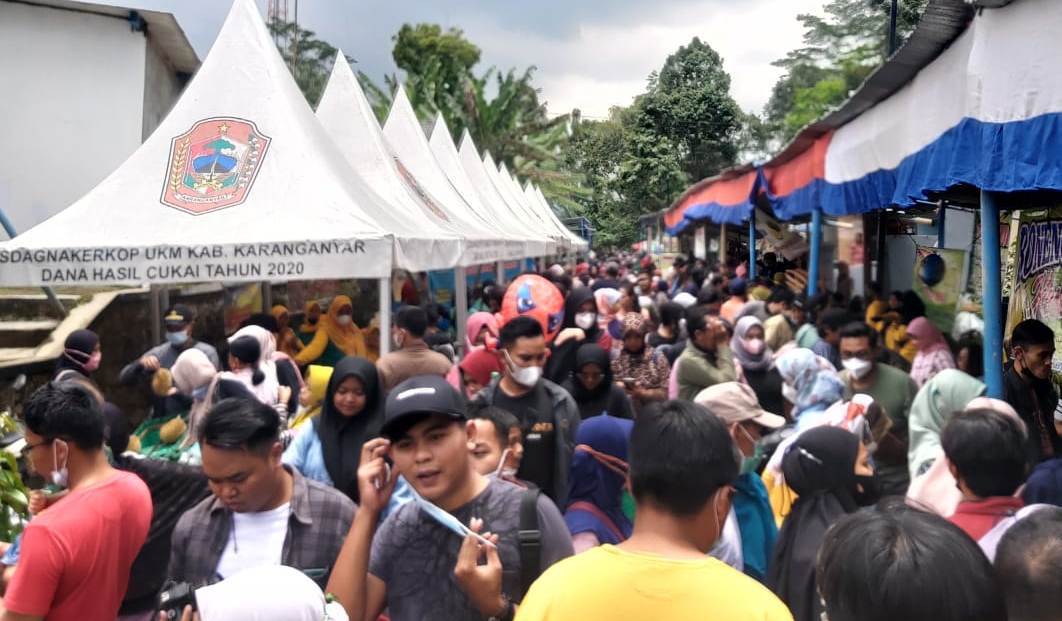 Festival Durian karanganyar Ribuan pengunjung tumplek blek memenuhi lokasi festival durian / Foto: Beni Indra