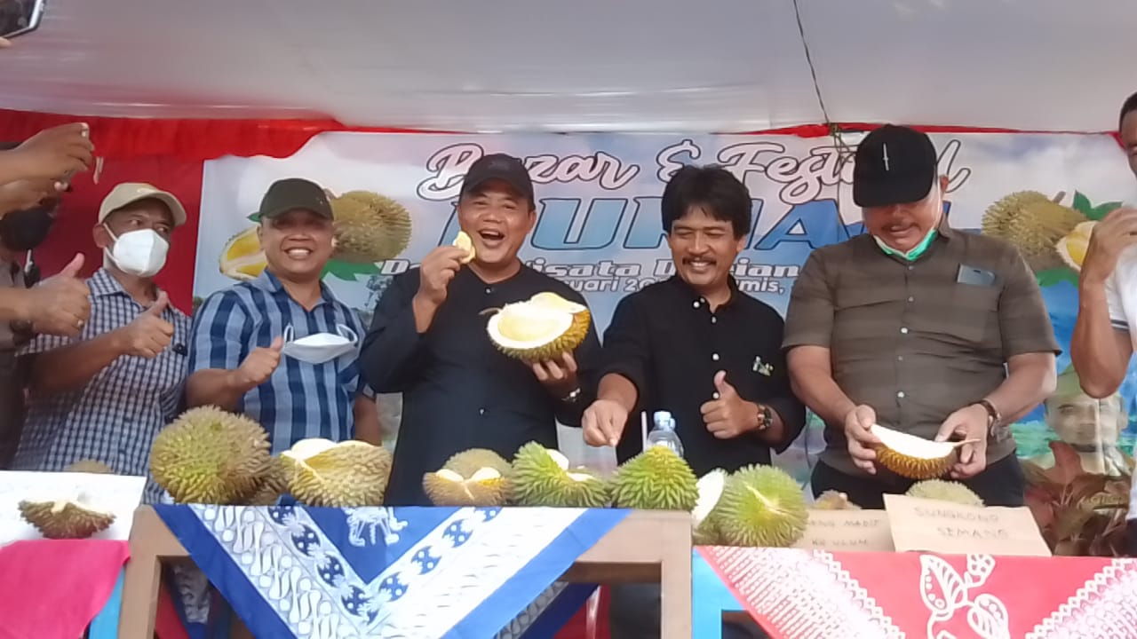 Bupati Karanganyar Juliyatmono (3 dari kiri) saat membuka Festival Durian 2022 di Karanganyar / Foto: Beni Indra
