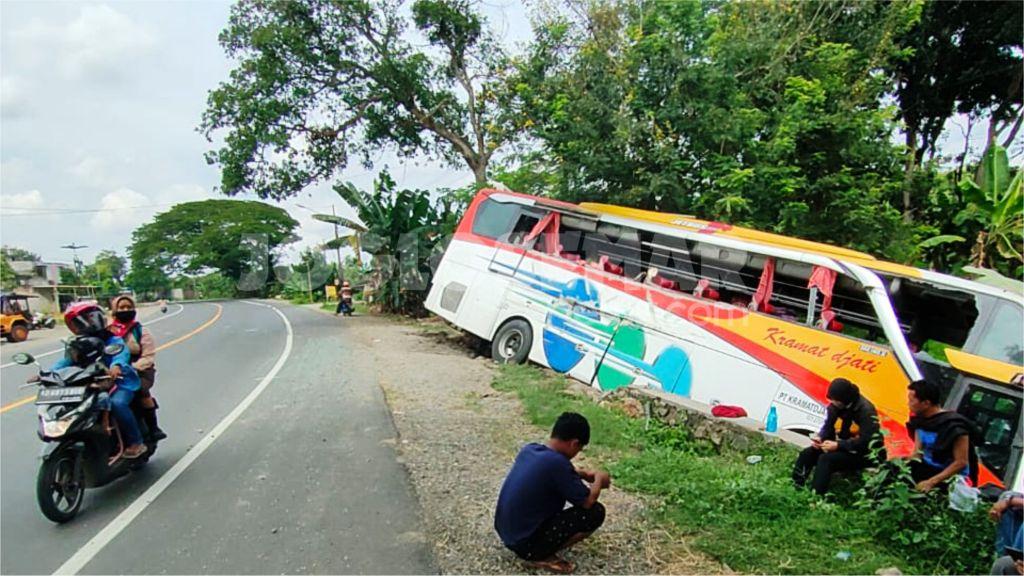 Kecelakaan maut antara Bus Kramat Jati dengan Truk Mitsubishi Canter di Jl Raya Sragen-Ngawi, tepatnya di Dukuh Pondok Gayaman RT 05 Sambungmacan, Sragen | Foto : Wardoyo