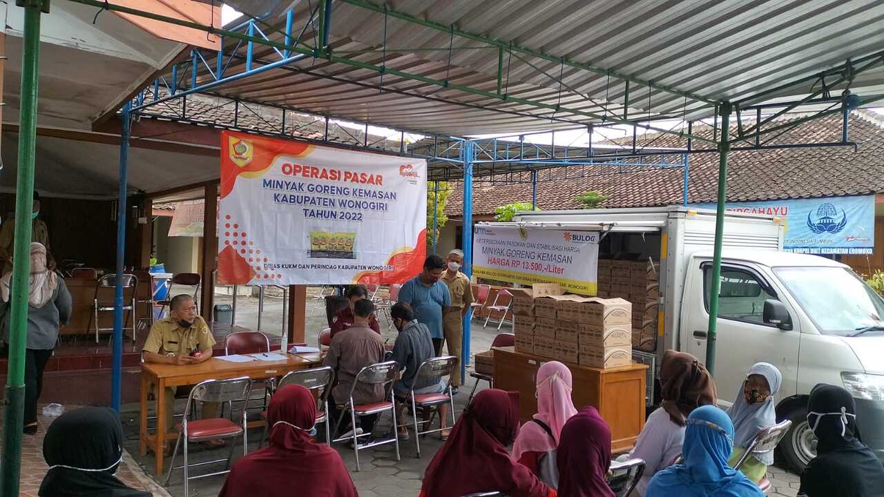 Operasi pasar minyak goreng Operasi pasar minyak goreng