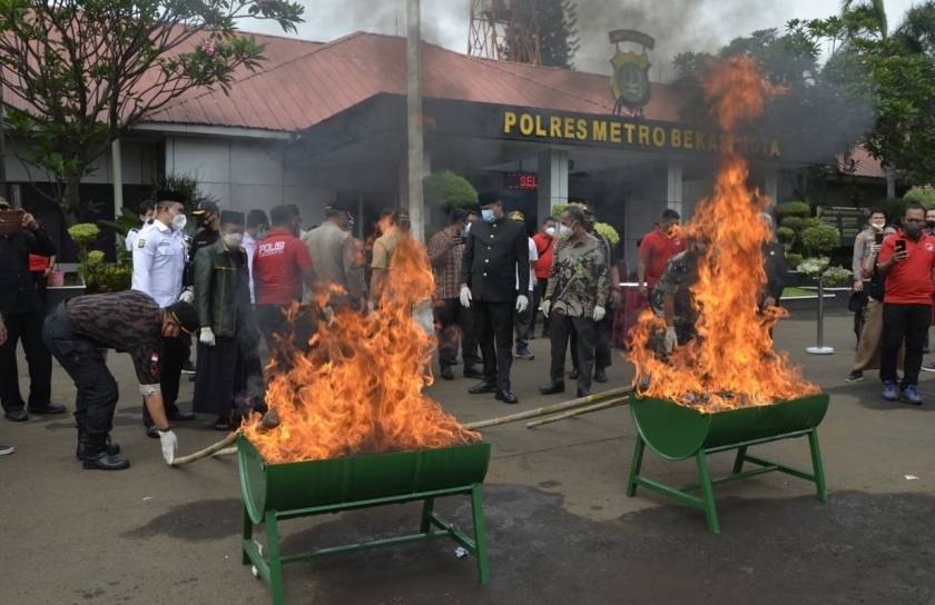 polresbekasikotapemusnahansabu2_840x576