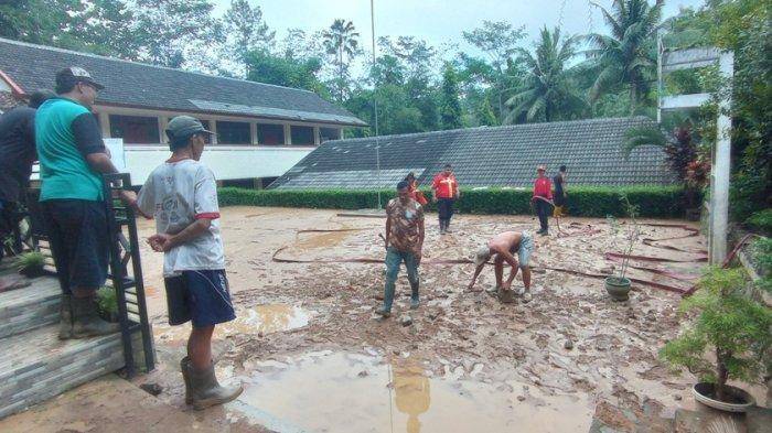 2805 - banjir lumpur
