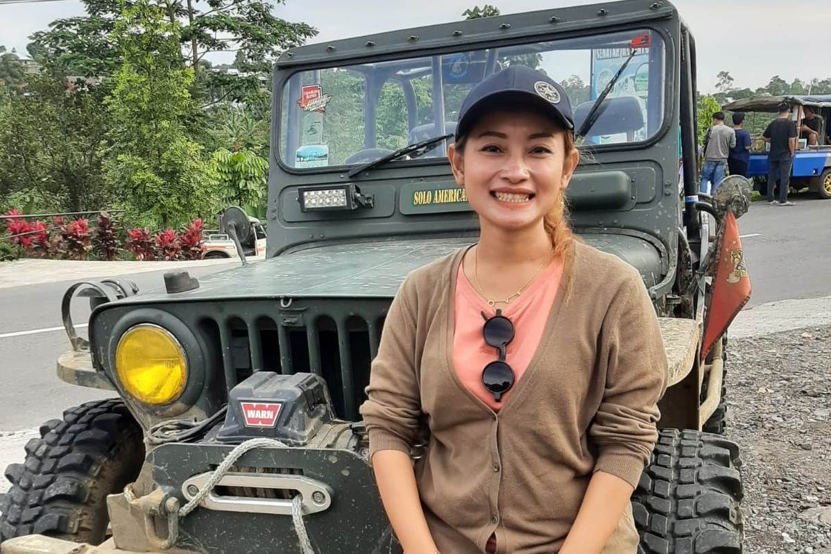 Wahyu Putri (32 tahun), sopir jeep wisata di lereng Gunung Lawu, tepatnnya di kawasan wisata Kemuning. Foto: JSNews/Asa