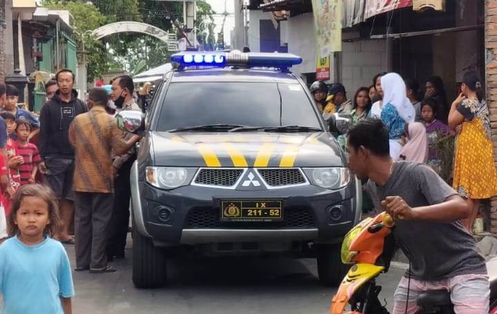 Petugas kepolisian tampak melakukan pengamanan dalam kasus pencurian kotak amal yang berujung pada aksi yang nyaris membakar motor pelaku / Foto: Beni Indra Petugas kepolisian tampak melakukan pengamanan dalam kasus pencurian kotak amal yang berujung pada aksi yang nyaris membakar motor pelaku / Foto: Beni Indra