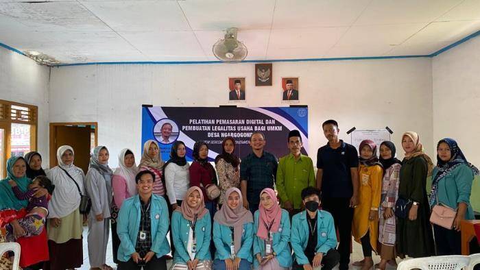 1609 - KKN Yunita foto bersama