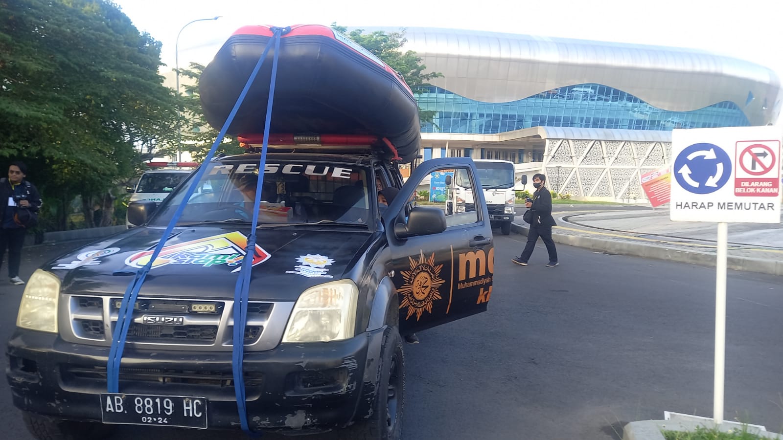 Sejumlah mobil emergency teraprkir di depan Gedung Edutorium UMS, pada Rabu (26/10/2022) saat MDMC Jawa Tengah menyusun rencana kntijensi banjir di seluruh area Muktamar ke 48.