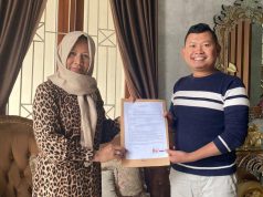 Pengusaha asal Karanganyar, S.S Maharani menandatangani Surat Pernyataan terkait pemberian hadiah rumah dan motor PCX di hadapan Direktur LBH PP Muhammadiyah sekaligus Tim Media dan Publikasi Muktamar ke-48, Muhammad Taufiq, Minggu (6/11/2022).