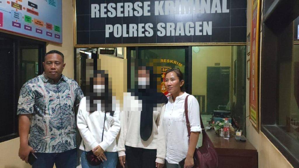 korban bullying, saat melapor ke Polres Sragen Orangtua siswi SMAN 1 Sumberlawang, Agung Purnomo bersama sang istri dan putrinya yang diduga menjadi korban bullying, saat melapor ke Polres Sragen, Rabu (9/11/2022). Foto/Wardoyo