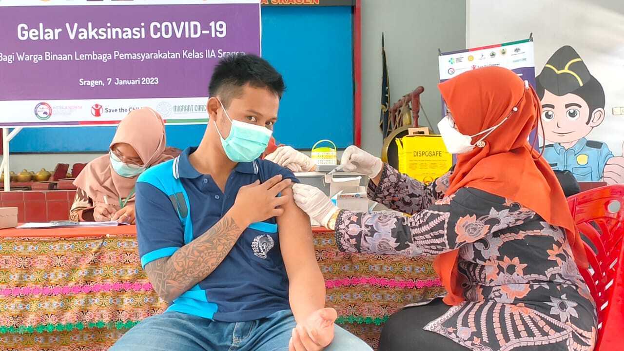 vaksinasi masal di lapas kelas 2 Dalam rangka membantu pemerintah mempercepat vaksinasi Covid 19 khusus kelompok rentan. Melalui kemitraan Australia Indonesia untuk Ketahanan Kesehatan (AIHSP) dan melalui Save the Children dan Migrant Care kembali menggelar vaksinasi masal di lapas kelas 2 A Sragen, Sabtu 7 Januari 2023 | Huriyanto - Joglosemarnews.com