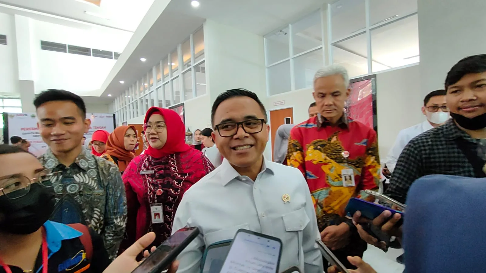 Peresmian Pelayanan Publik (MPP) di Sragen diresmikan langsung oleh Menteri Pendayagunaan Aparatur Negara dan Reformasi Birokrasi (MPAN RB) H. Abdullah Azwar Anas | Huriyanto/JOGLOSEMARNEWS.COM Peresmian Pelayanan Publik (MPP) di Sragen diresmikan langsung oleh Menteri Pendayagunaan Aparatur Negara dan Reformasi Birokrasi (MPAN RB) H. Abdullah Azwar Anas | Huriyanto/JOGLOSEMARNEWS.COM