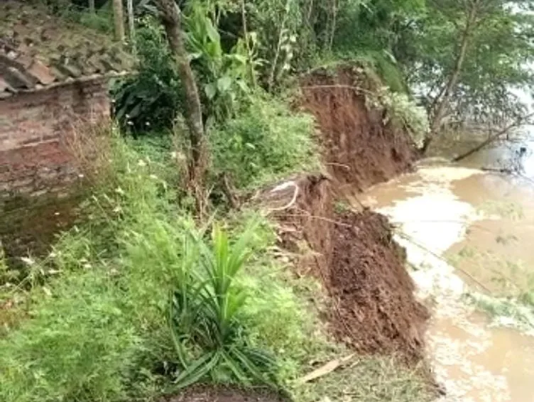 Puluhan rumah terancam longsor dan hanyut terbawa sungai bengawan solo | Huriyanto/JOGLOSEMARNEWS.COM