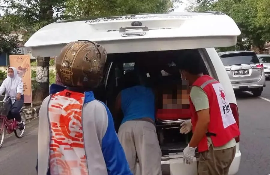 Tim PMI Sragen melakukan evakuasi menggunakan Ambulans Rescue Medic Alfa 01 PMI Kab. Sragen | dok PMI Kab. Sragen