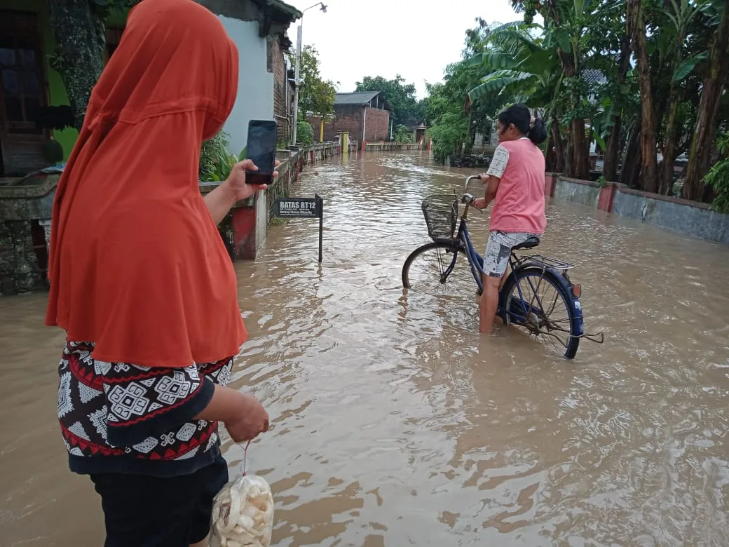 hujan deras selama 4 jam, membuat puluhan rumah warga Dukuh Candi Rt 12, Kelurahan Bentak, Kecamatan Sidoharjo, Kabupaten Sragen, Jawa Tengah kembali terendam air luapan sungai bengawan Solo, Kamis 2 Maret 2023 | Huriyanto/JOGLOSEMARNEWS.COM