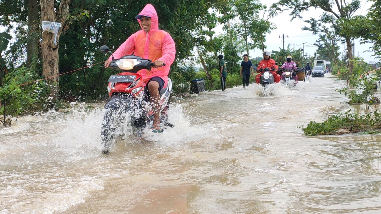 Ratusan Kendaraan Menerjang Banjir Bandang Sungai Bengawan Solo Di Desa Pringanom Masaran Sragen | Huriyanto/JOGLOSEMARNEWS.COM