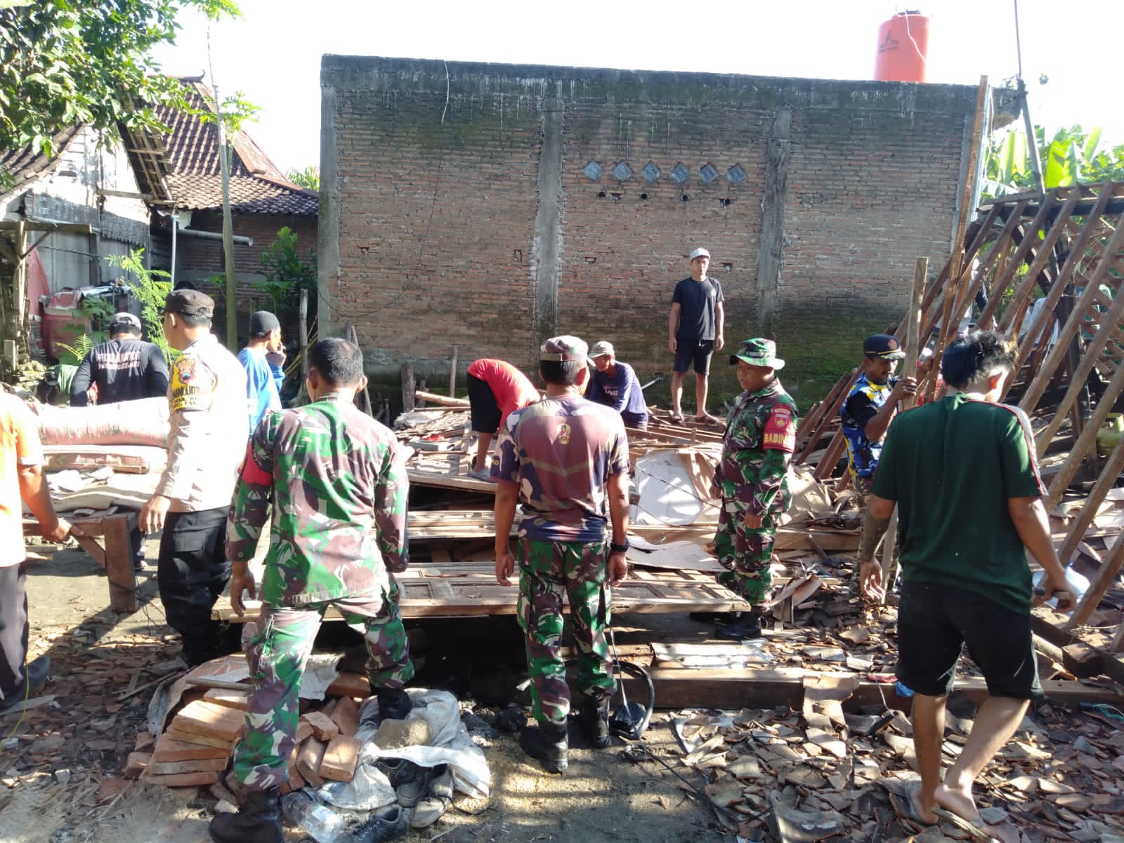 Rumah roboh milik Paiman warga miskin akibat termakan usia yang terjadi di Dukuh Mayang RT 26, Desa Jono, Kecamatan Tanon, Kabupaten Sragen Jawa Tengah, pada Minggu (12/3/2023) | Huri Yanto