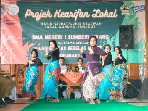 Penampilan siswi menari dengan batik Gunung Kemukus khas SMA Negeri 1 Sumberlawang | Huriyanto