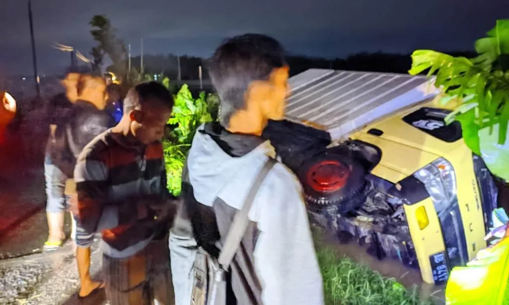 Mobil Box Jasa Pengiriman Sicepat Ekspres Mengalami Kecelakan Di Plupuh Sragen | Huriyanto/JOGLOSEMARNEWS.COM