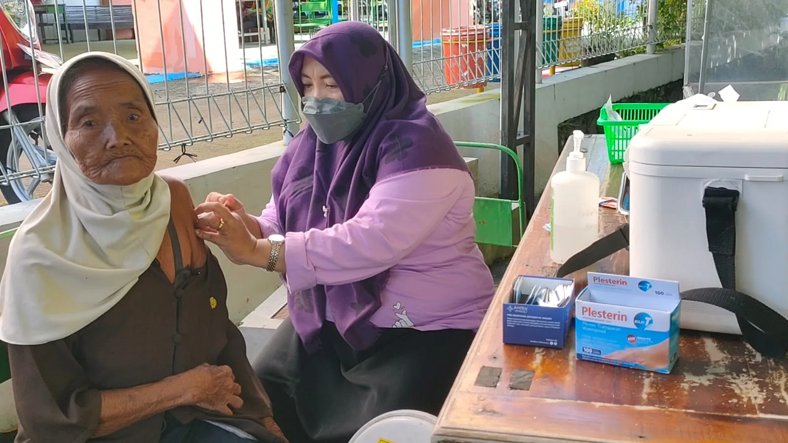 Puluhan Lansia Kelompok Rentan Keluarga Penerima Manfaat (KPM) PKH di Sambungmacan Sragen Antri Suntik Vaksin Booster | Huri Yanto