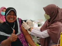 Sejumlah Lansia Penerima KPM PKH di Ngrampal Sragen Antri Suntik Vaksin Booster di Pukesmas | Huri Yanto / Joglosemarnews.com