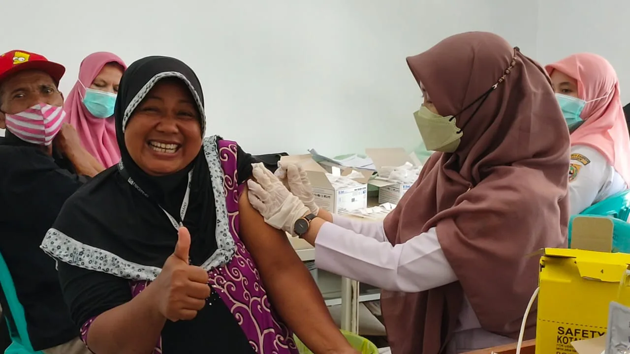 Sejumlah Lansia Penerima KPM PKH di Ngrampal Sragen Antri Suntik Vaksin Booster di Pukesmas | Huri Yanto / Joglosemarnews.com