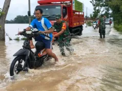 Prajurit TNI Bantu Warga Menerjang Banjir Luapan Sungai Bengawan Solo di Desa Pringanom Masaran Sragen | Huriyanto/JOGLOSEMARNEWS.COM