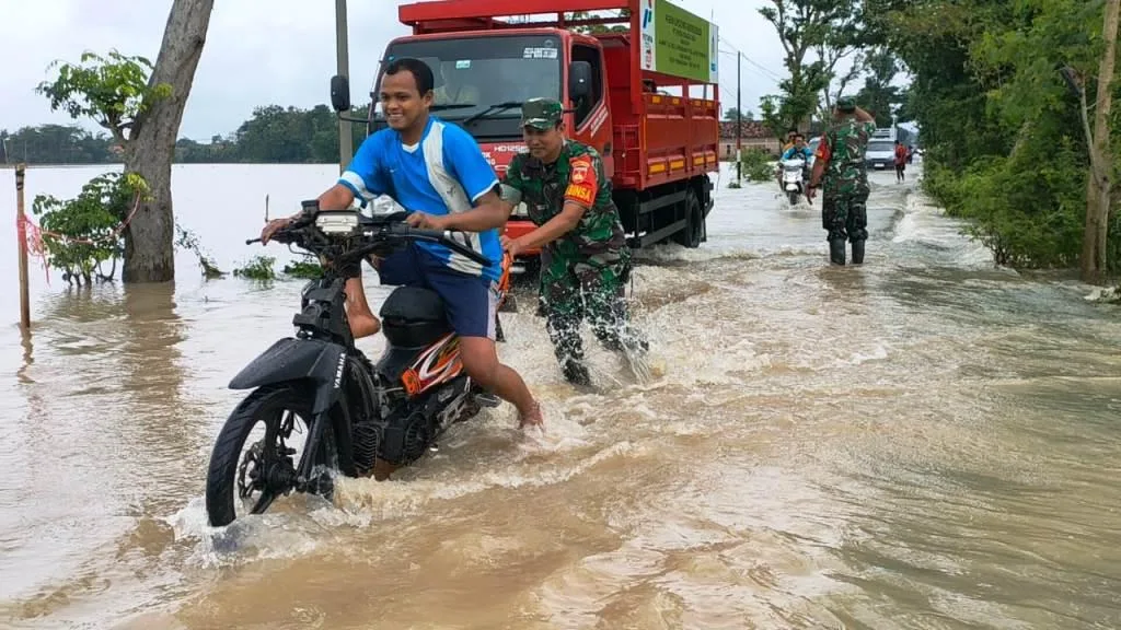 Prajurit TNI Bantu Warga Menerjang Banjir Luapan Sungai Bengawan Solo di Desa Pringanom Masaran Sragen | Huriyanto/JOGLOSEMARNEWS.COM Prajurit TNI Bantu Warga Menerjang Banjir Luapan Sungai Bengawan Solo di Desa Pringanom Masaran Sragen | Huriyanto/JOGLOSEMARNEWS.COM