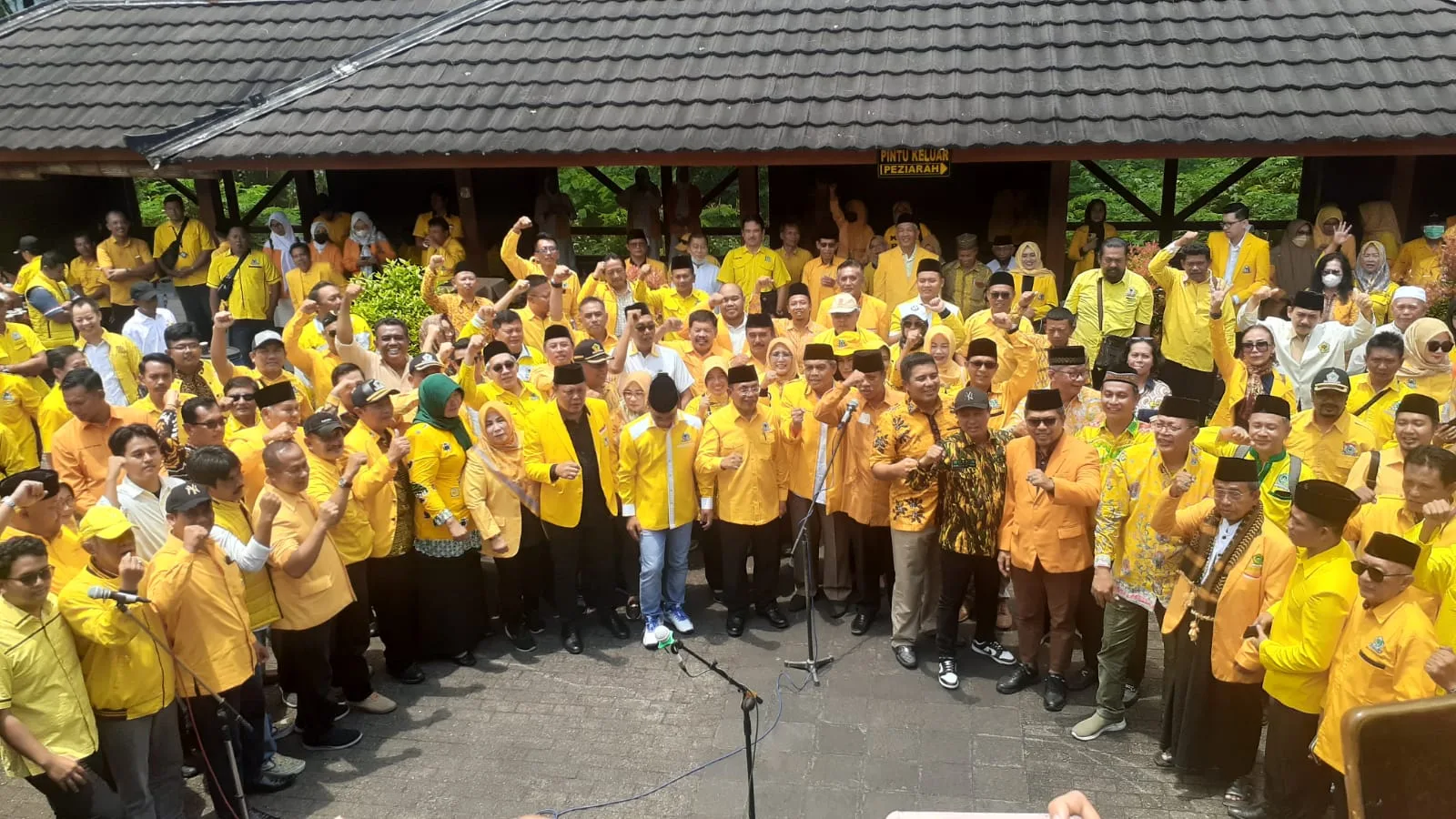 Di Makam Pak Harto, Partai Golkar Jateng Usulkan Soeharto Sebagai ...