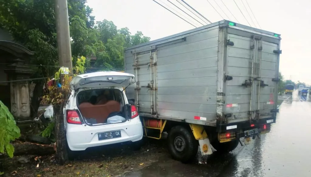 Kecelakaan Mobil Datsun Vs Truk di Jalan Raya Sragen-Ngawi Wilayah Bumiaji, Gondang, Pada Sabtu 4 Maret 2023 Pukul 14.45 WIB | Huriyanto/JOGLOSEMARNEWS.COM