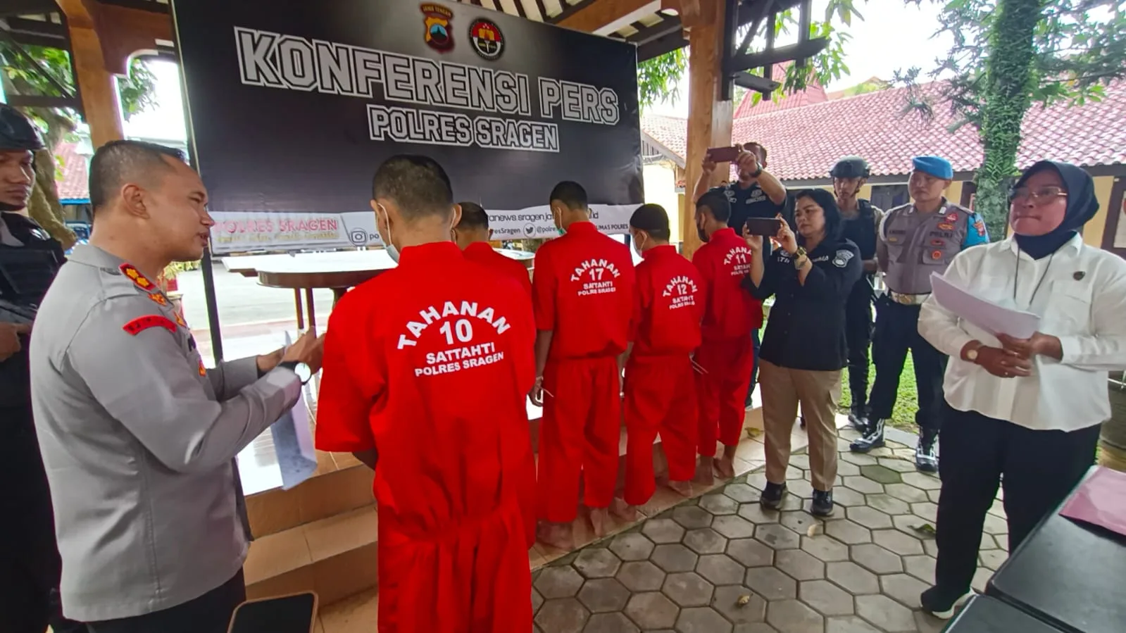 Jajaran Satuan Reserse Narkoba (Satresnarkoba) Polres Sragen kembali berhasil membekuk lima pengedar dan pengguna obat terlarang jenis sabu-sabu | Huriyanto/Joglosemarnews.com