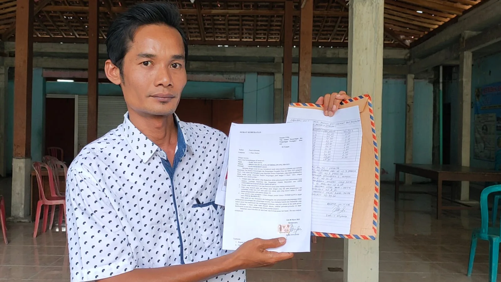 Salah satu Peserta menunjukan hasil seleksi pengisian Perangkat Desa Jati, Kecamatan Sumberlawang, Kabupaten Sragen