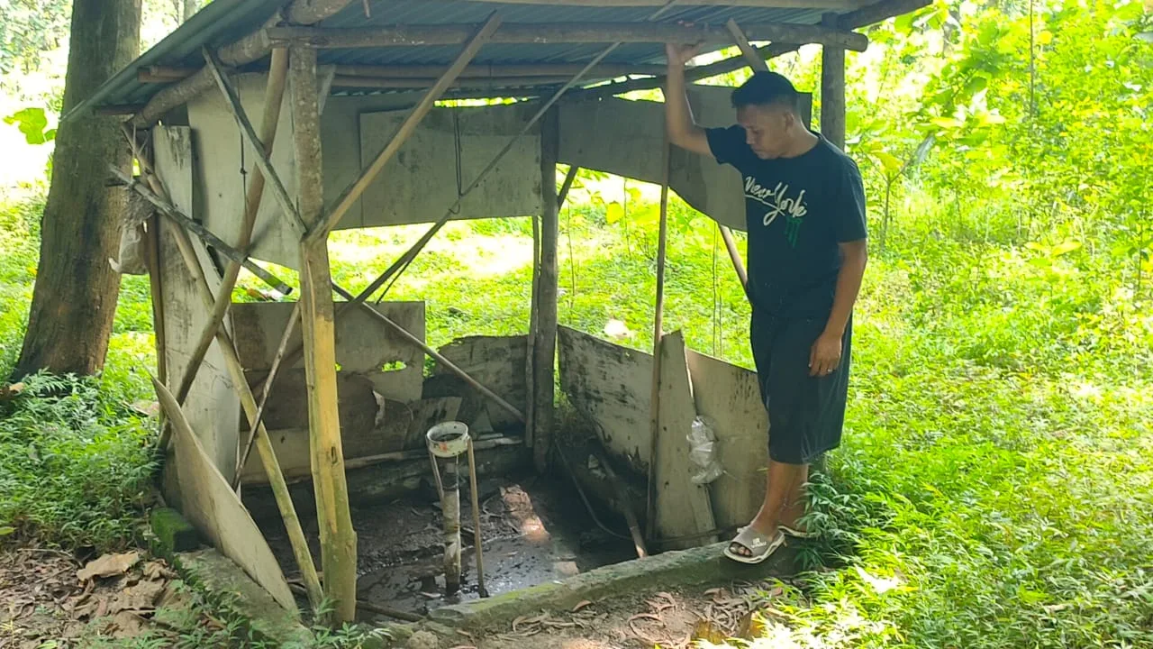 Seorang Wisatawan sedang melihat Api Abadi di Desa Bonangung Sragen | Huri / JOGLOSEMARNEWS.COM