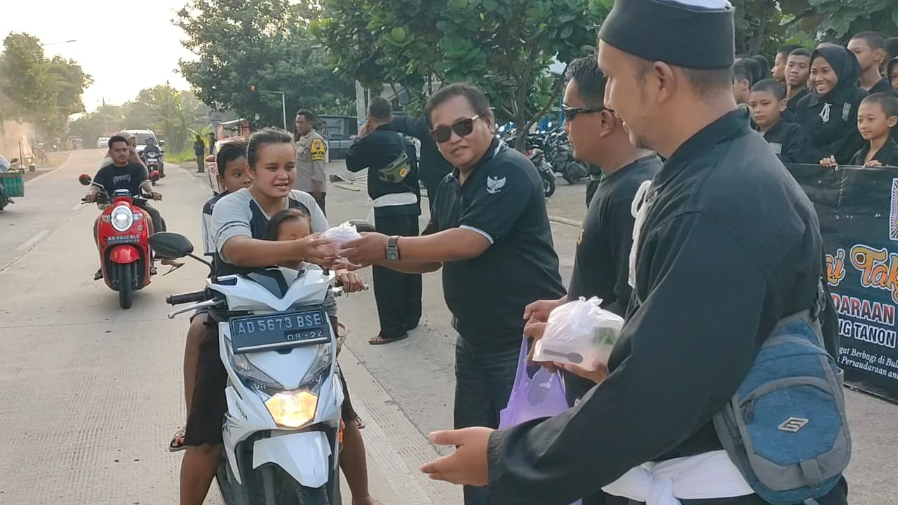 PSHT Cabang Sragen Ranting Tanon Bagikan Takjil Pada Buruh Pabrik, Petani Dan Penguna Jalan Lainnya