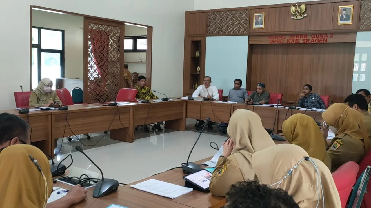 Pansus LKPj DPRD Sragen saat melakukan rapat bersama yang turut dihadiri Kepala Dinas Kesehatan (Dinkes) Kabupaten Sragen, Senin (3/4/2023) | Huriyanto
