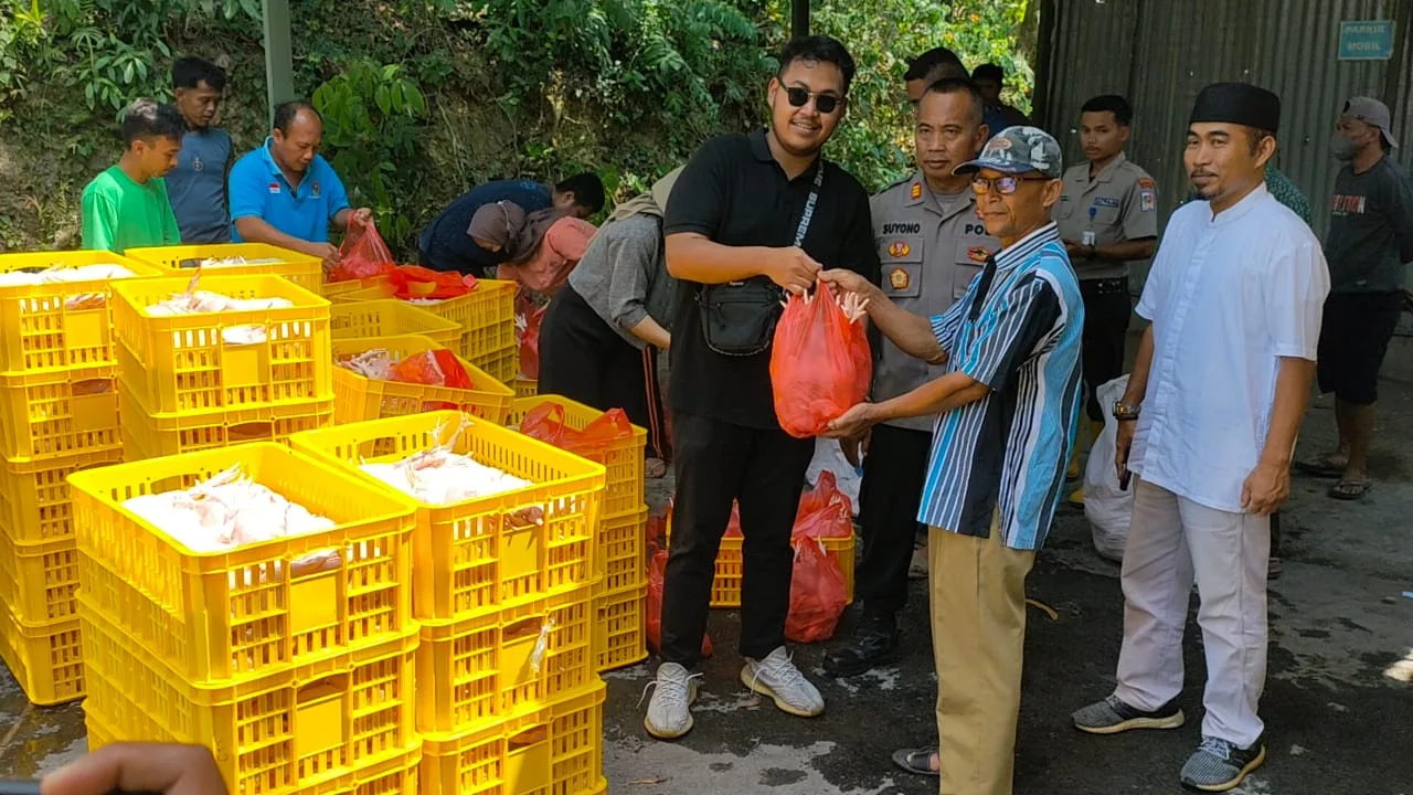 Penyerahan secara simbolis pada ketua RT didampingi Tri Agus Bayuseno (sebelah kanan baju putih)