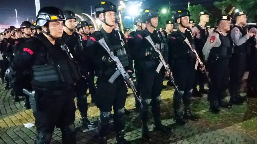 anggota Polri TNI dan Satpol PP mendadak menggelar apel siaga di Alun Alun Sragen