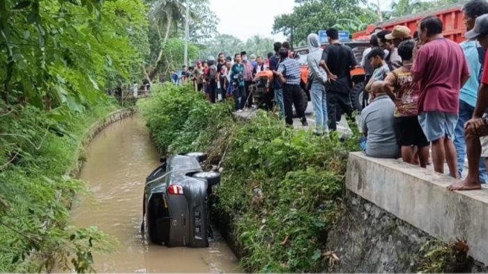 minibus terguling ke sungai