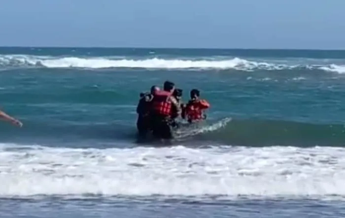 evakuasi korban tenggalam di palung pantai parangtritis