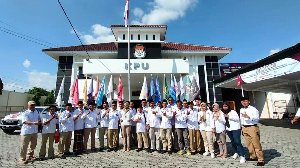 Foto bersama Bacaleg Partai Gerindra Sragen di depan kantor KPU Sragen, Sabtu (13/5/2023) Siang | Huriyanto | Joglosemarnews.com