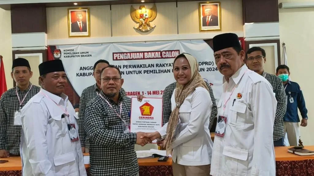 Penyerahan berkas pendaftaran 50 Bacaleg oleh ketua DPC Gerindra Sragen Wahyu Dwi Ningrum kepada Ketua KPU Sragen Munarso, Sabtu (13/5/2023) Siang | Huriyanto | Joglosemarnews.com Penyerahan berkas pendaftaran 50 Bacaleg oleh ketua DPC Gerindra Sragen Wahyu Dwi Ningrum kepada Ketua KPU Sragen Munarso, Sabtu (13/5/2023) Siang | Huriyanto | Joglosemarnews.com