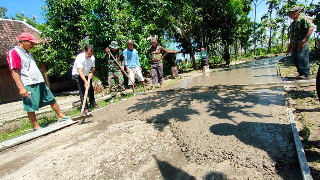 Sriyanto saputo anggota DPRD Jateng Fraksi Partai Gerindra bantu warga Ngecor jalan akses pertanian, Minggu (14/5/2023) pagi | Huriyanto | Jogloemarnews.com