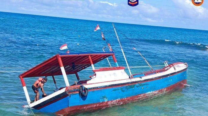 2706 - kapal terdampar kapal nelayan terdampar di perairan sadeng