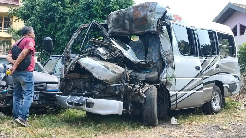 Kondisi Mobil Isuzu Elf Nopol M 7379 V, ringsek setelah menabrak truk Mitsubishi Fuso di jalan tol Solo-Ngawi KM 518 B wilayah masaran sragen