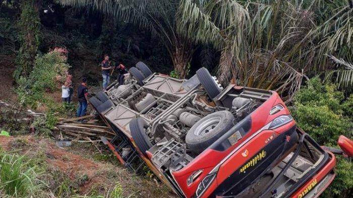 0207 - bus terguling