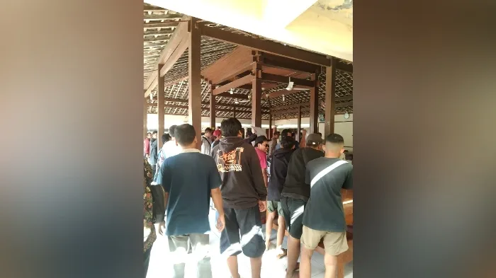 Warga Desa Godog, Polokarto, Sukoharjo menggelar aksi demo di Kantor Balaidesa setempat, Rabu (5/7/2023) | Foto: Beni Indra