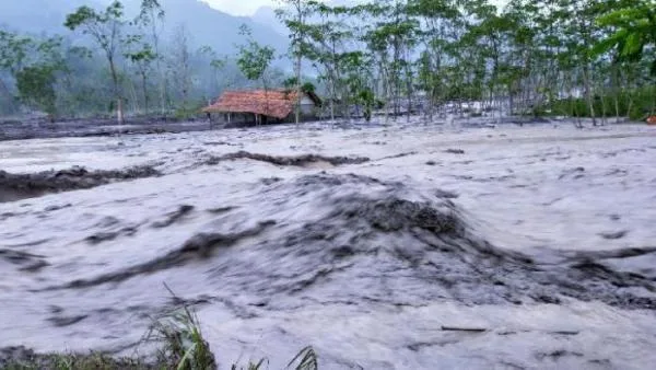 0707 - banjir lahar dingin Foto ilustrasi banjir lahar dingin