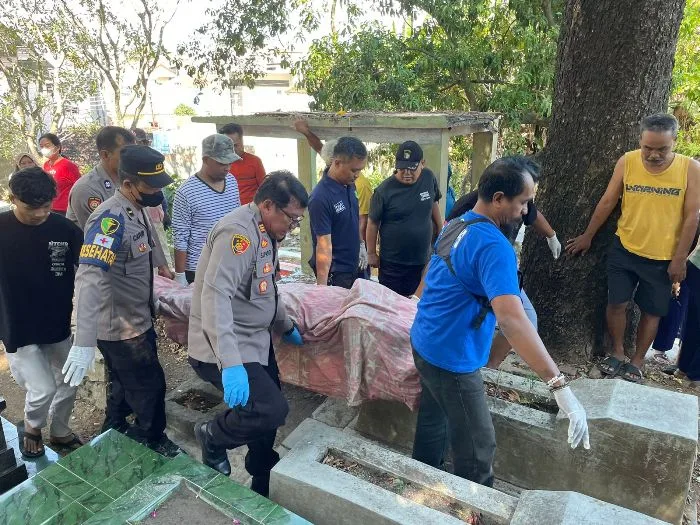 evakuasi korban gantung diri di makam di Jebres Solo